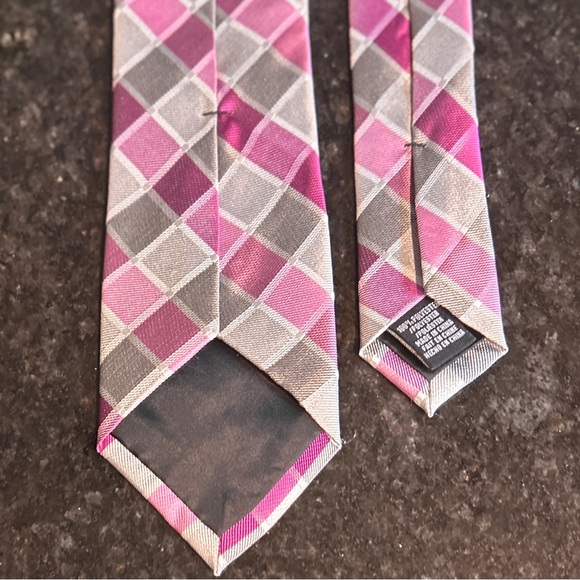 PERRY ELLIS PORTFOLIO Men’s Tie • Lavender & Gray Plaid • 59”L x 3”W - Picture 5 of 8